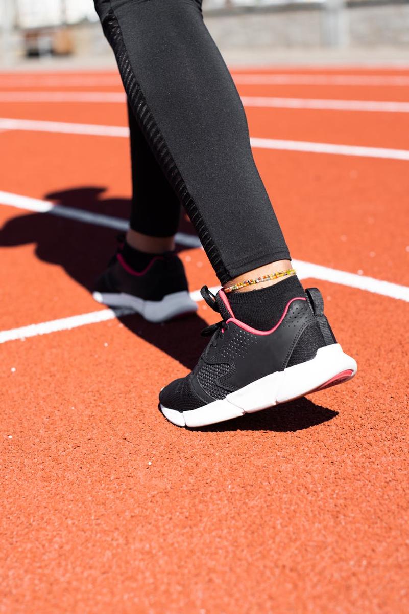 รองเท้าสำหรับการออกกำลังกายแบบครอสเทรนนิ่ง รองรับทุกท่าบริหารในฟิตเนส