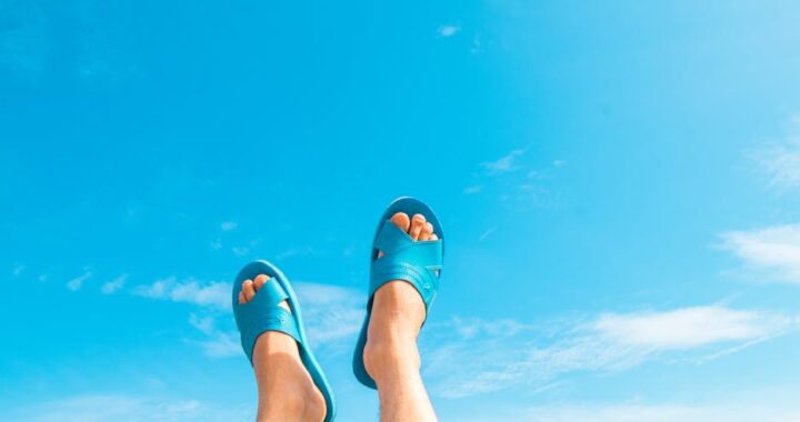 รองเท้าแตะฟื้นฟูสีฟ้าวางบนพื้น พร้อมท้องฟ้าสีคราม Recovery Trail Sandal