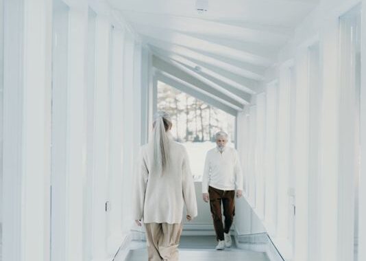 รองเท้าสำหรับผู้สูงอายุ เลือกอย่างไรให้ปลอดภัย ไม่ลื่นล้ม