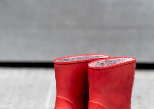 รองเท้าสำหรับฤดูฝน กันน้ำ กันลื่น ใส่เดินสบายปลอดภัย